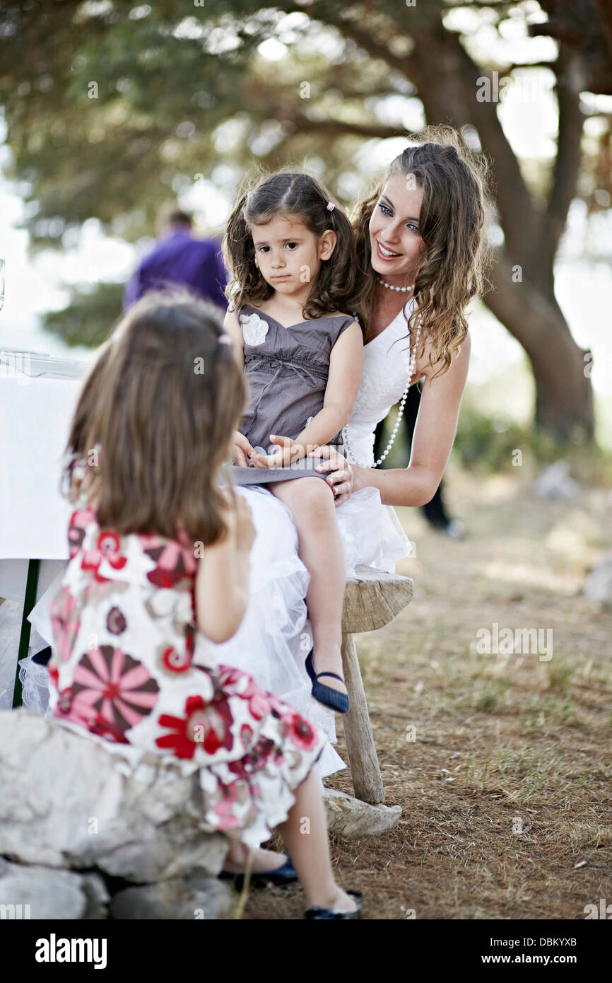 Braut mit zwei Kindern im Freien, Kroatien, Europa Stockfoto