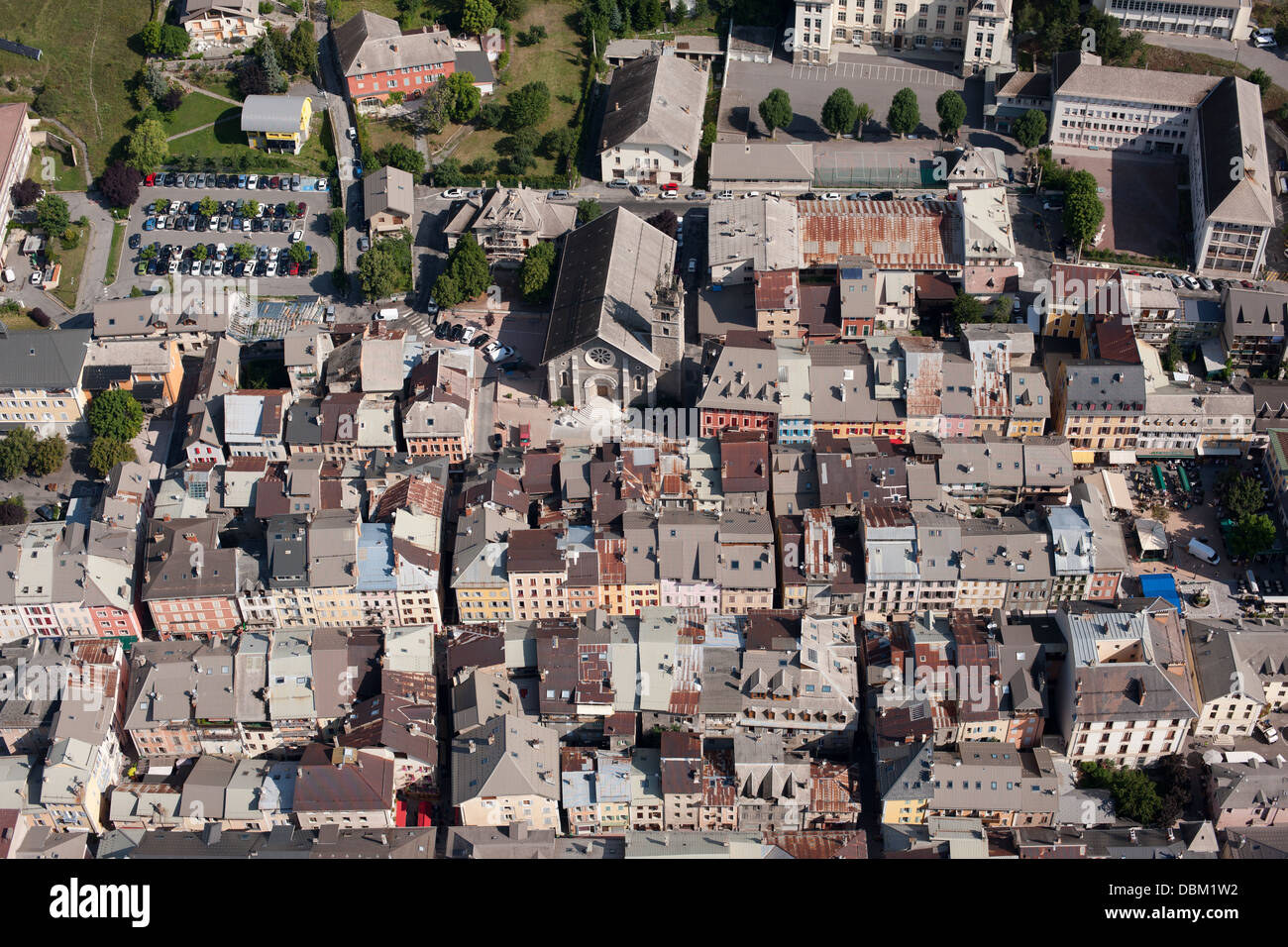 LUFTAUFNAHME. Altstadt von Barcelonnette im Ubaye-Tal. Alpes-de-Haute-Provence, Frankreich. Stockfoto