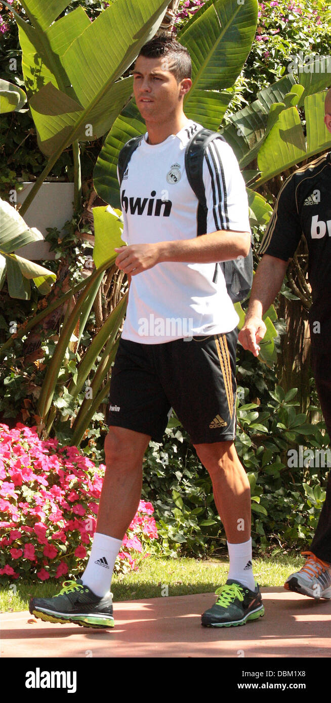 Real Madrid Cristiano Ronaldo verlassen seines Hotels für eine Trainingseinheit auf dem Campus der UCLA zu übermitteln. Real Madrid spielen ihre nächsten Freundschaftsspiel gegen die Los Angeles Galaxy am Samstag Los Angeles, Kalifornien - 13.07.11 Stockfoto