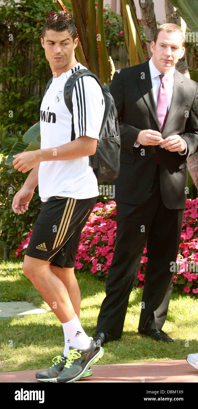 Real Madrid Cristiano Ronaldo verlassen seines Hotels für eine Trainingseinheit auf dem Campus der UCLA zu übermitteln. Real Madrid spielen ihre nächsten Freundschaftsspiel gegen die Los Angeles Galaxy am Samstag Los Angeles, Kalifornien - 13.07.11 Stockfoto
