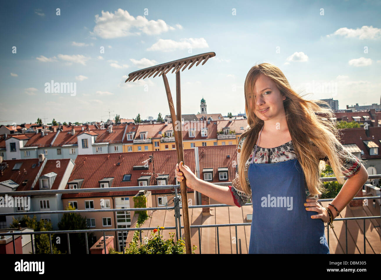 Frau auf der Terrasse Holding Dachgarten Rake, München, Bayern, Deutschland, Europa Stockfoto