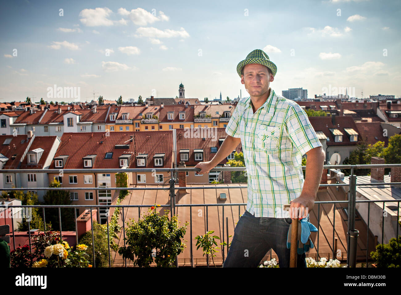 Mann auf Balkon, München, Bayern, Deutschland, Europa Stockfoto