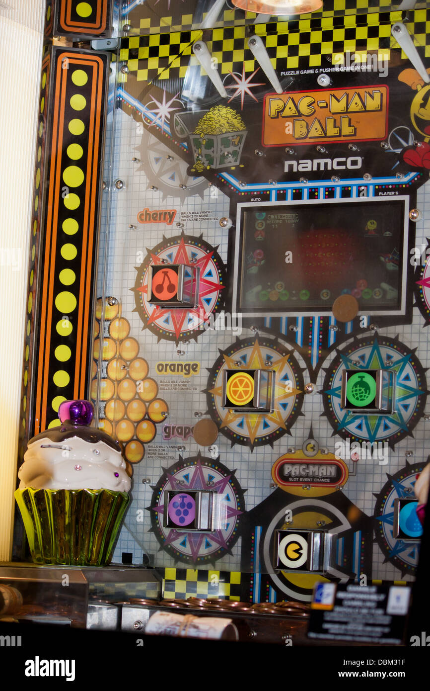Pac-Mann an einen Jahrmarkt Arkaden an der Küste mit Spielautomaten und Penny Grabber für Familienunterhaltung. Stockfoto