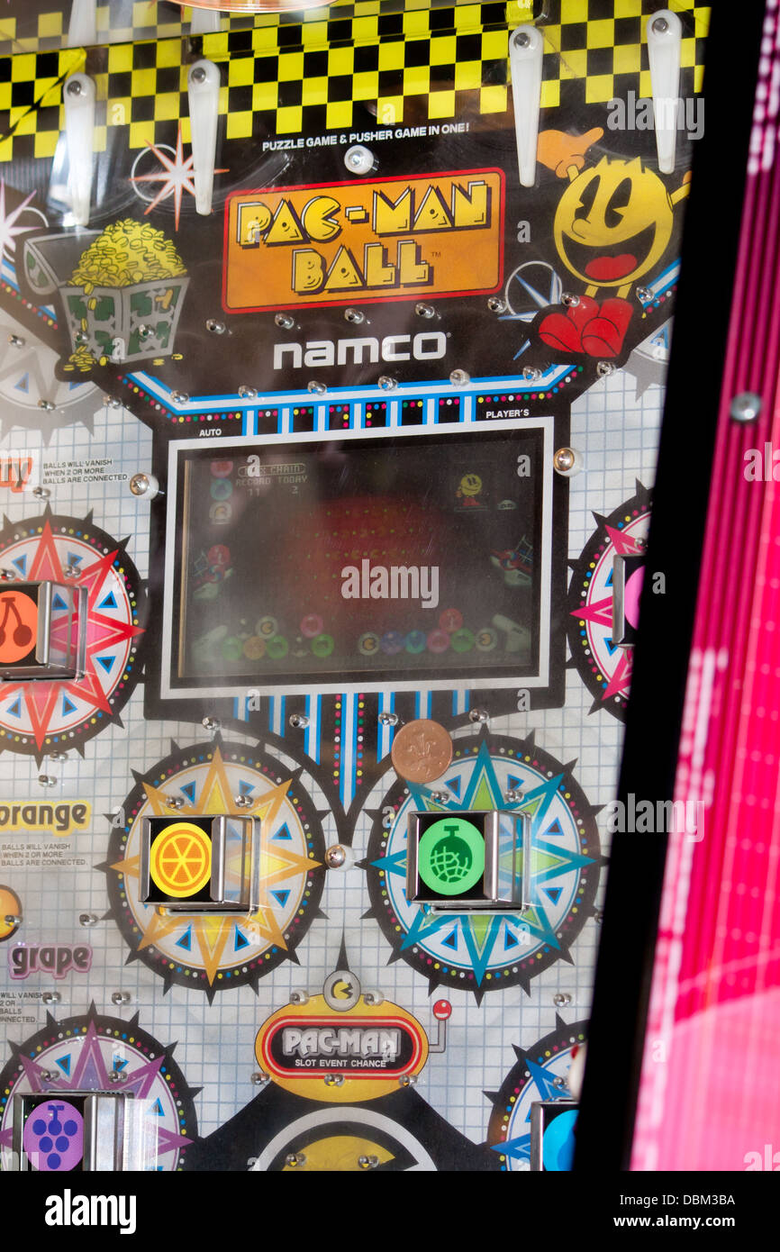 Pac-Man auf einem Jahrmarkt Arkaden an der Küste mit Spielautomaten und Penny Grabber für Familienunterhaltung. Stockfoto