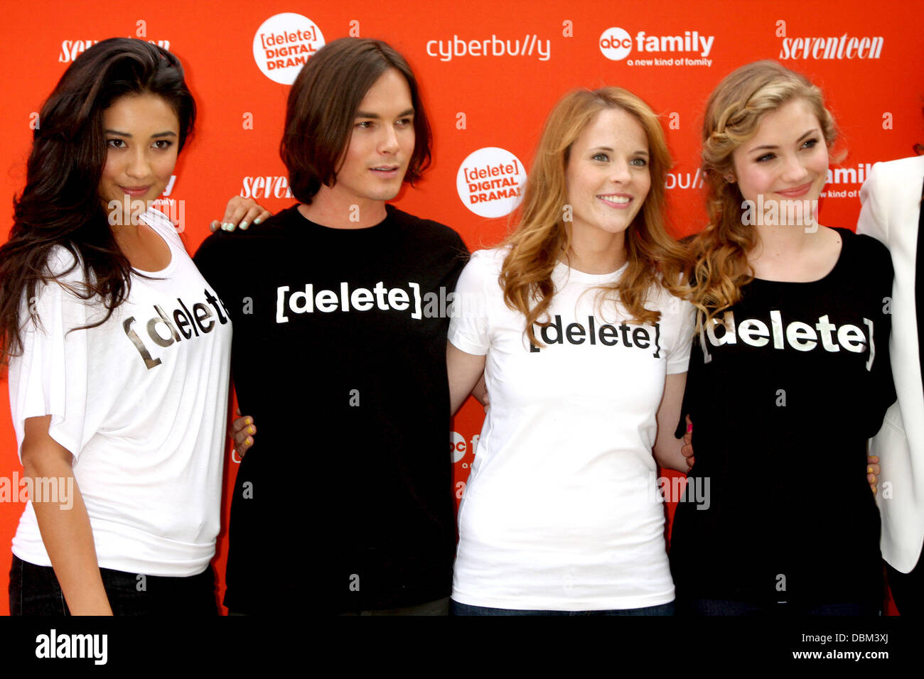 Shay Mitchell, Tyler Blckburn, Katie Leclerc, Vanessa Marano löschen Digital Drama Rallye im Americana ankommen. Glendale, Kalifornien - 14.07.11 Stockfoto