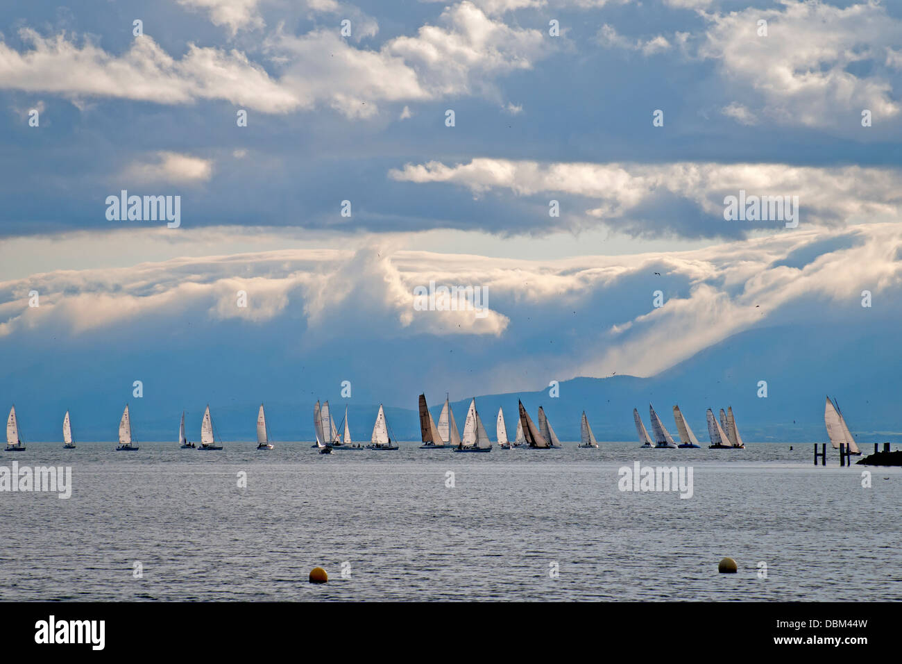 Wasserlandschaft mit Yachten, Segel und bizarren Wolken, Genfer See oder See Léman, Lausanne, Schweiz, Westeuropa Stockfoto