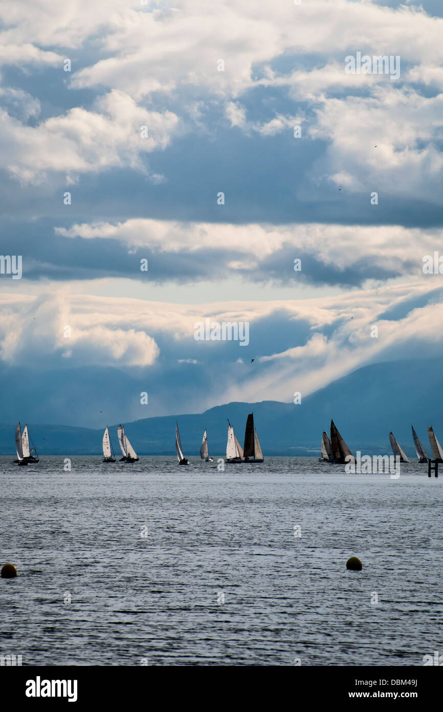 Azurblauer Himmel über dem Genfer See oder See Léman, Lausanne, Schweiz, Westeuropa Stockfoto