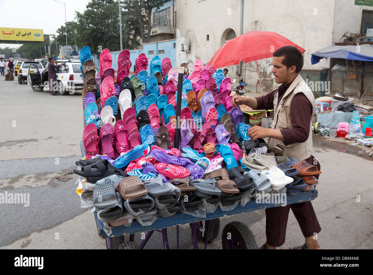 Verkäufer von Kunststoff-Sandalen, Basar, Kabul, Afghanistan Stockfoto