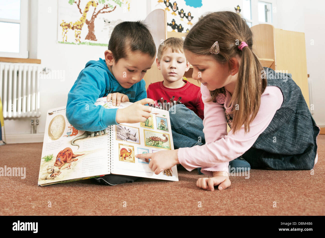 Kinder mit Bilderbuch, Kottgeisering, Bayern, Deutschland, Europa Stockfoto