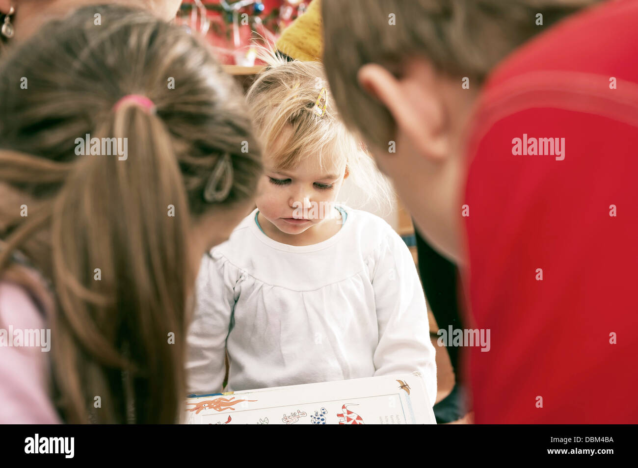Kinder lesen Bilderbuch, Kottgeisering, Bayern, Deutschland, Europa Stockfoto