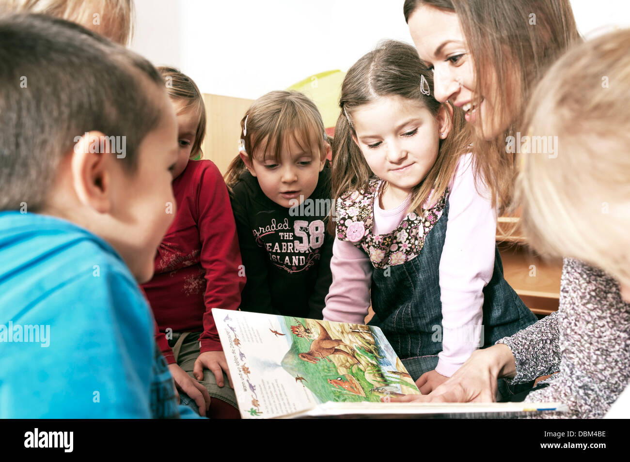 Lehrer und Kinder In Kindergarten, Kottgeisering, Bayern, Deutschland, Europa Stockfoto