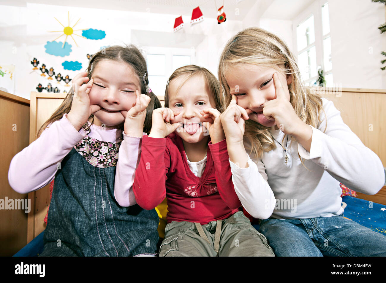 Drei Mädchen, lustige Gesichter, Kottgeisering, Bayern, Deutschland, Europa Stockfoto