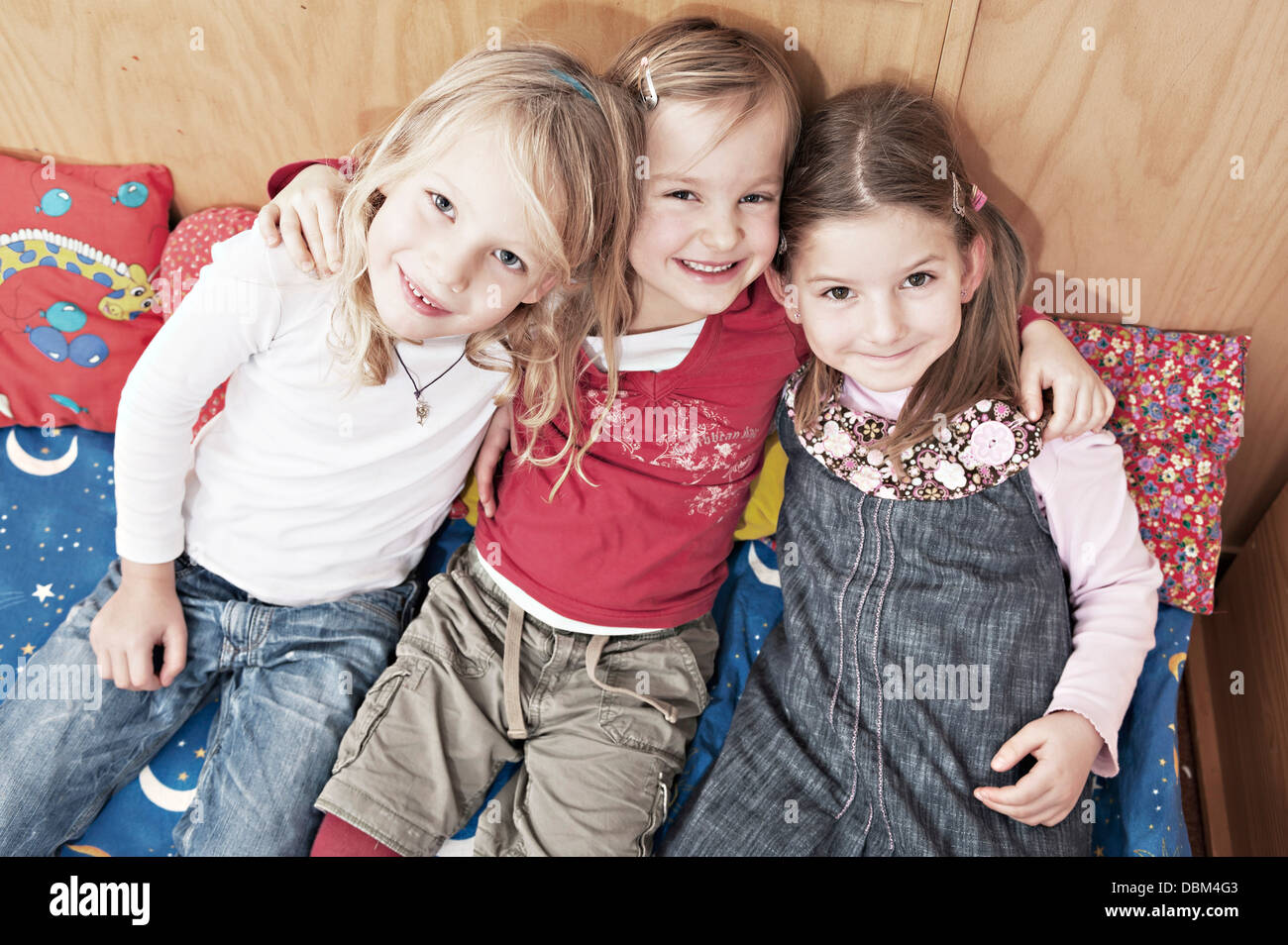 Drei Mädchen auf Sofa, Kottgeisering, Bayern, Deutschland, Europa Stockfoto