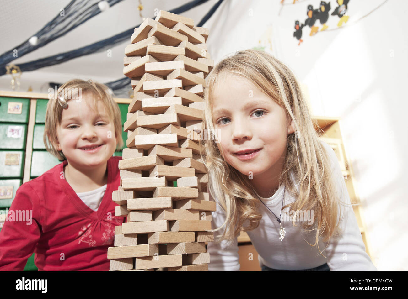 Zwei Mädchen spielen In Kindergarten, Kottgeisering, Bayern, Deutschland, Europa Stockfoto