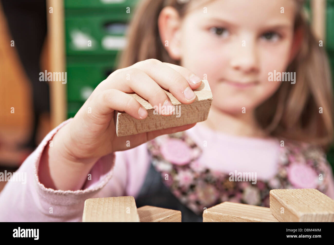 Kind spielt mit Bausteinen, Kottgeisering, Bayern, Deutschland, Europa Stockfoto