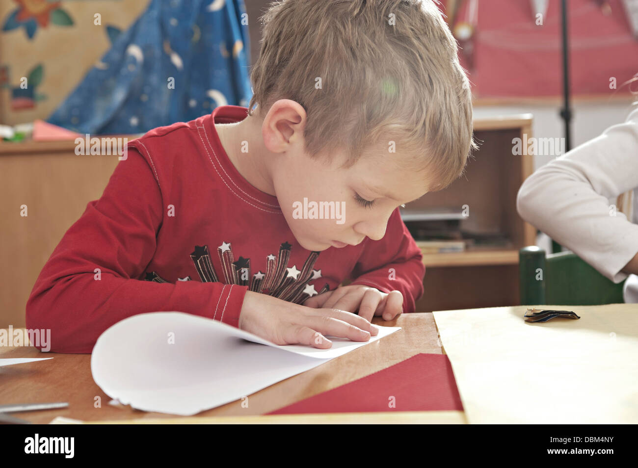 Kinder im Kindergarten Falten Papier Flugzeuge, Kottgeisering, Bayern, Deutschland, Europa Stockfoto