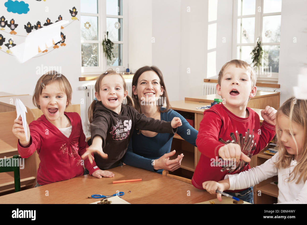 Kinder im Kindergarten werfen Papierflieger In der Luft, Kottgeisering, Bayern, Deutschland, Europa Stockfoto