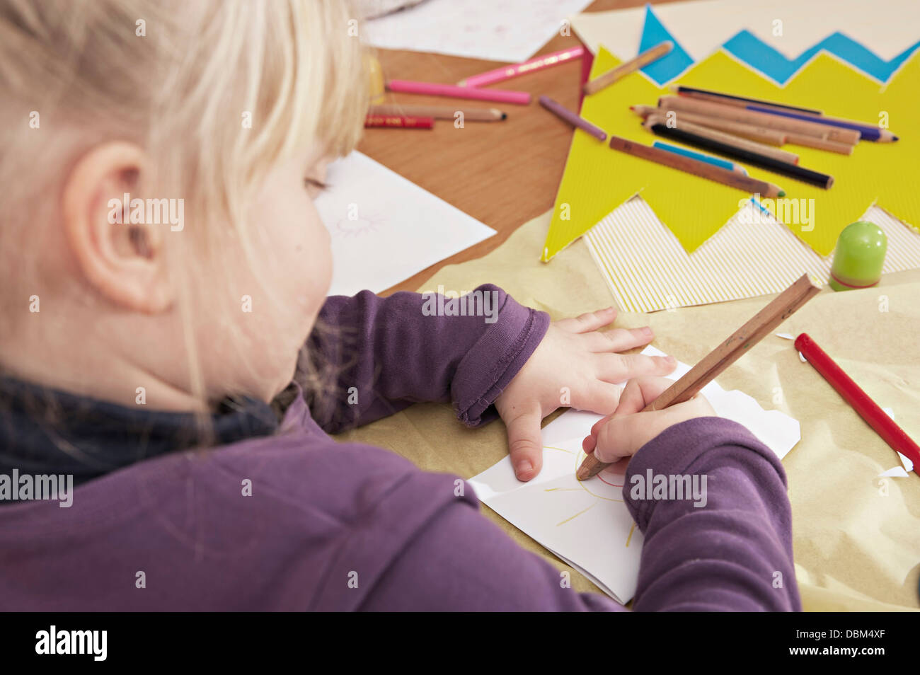 Kleines Mädchen im Kindergarten zeichnen ein Bild, Kottgeisering, Bayern, Deutschland, Europa Stockfoto