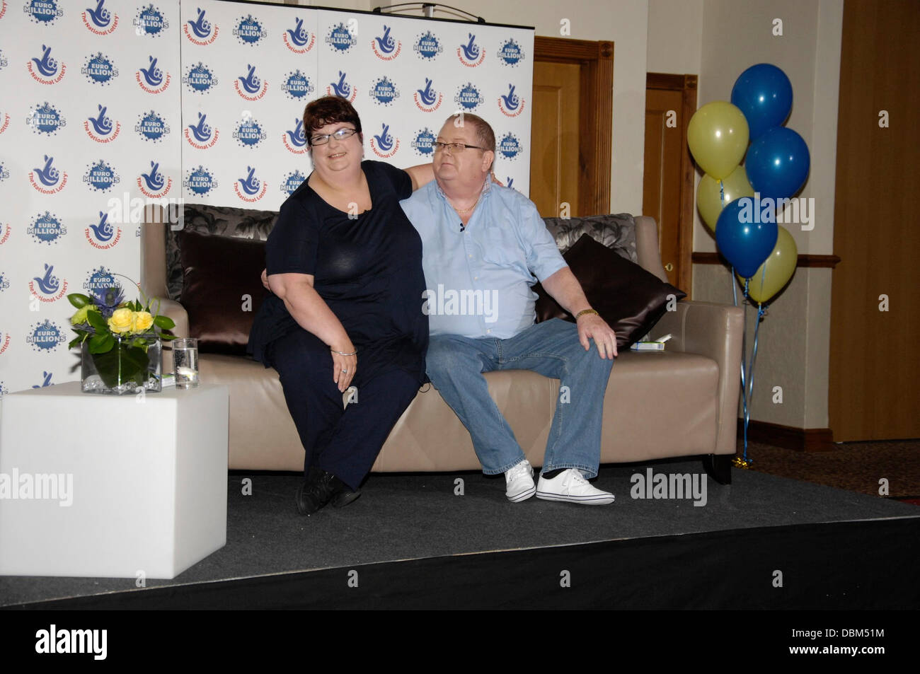 Die £161million EuroMillions Jackpot-Gewinner Colin Weir und Frau Christine Weir von Largs, in Ayrshire feiern auf einer Pressekonferenz in Falkirk Falkirk, Schottland - 15.17.11 Stockfoto