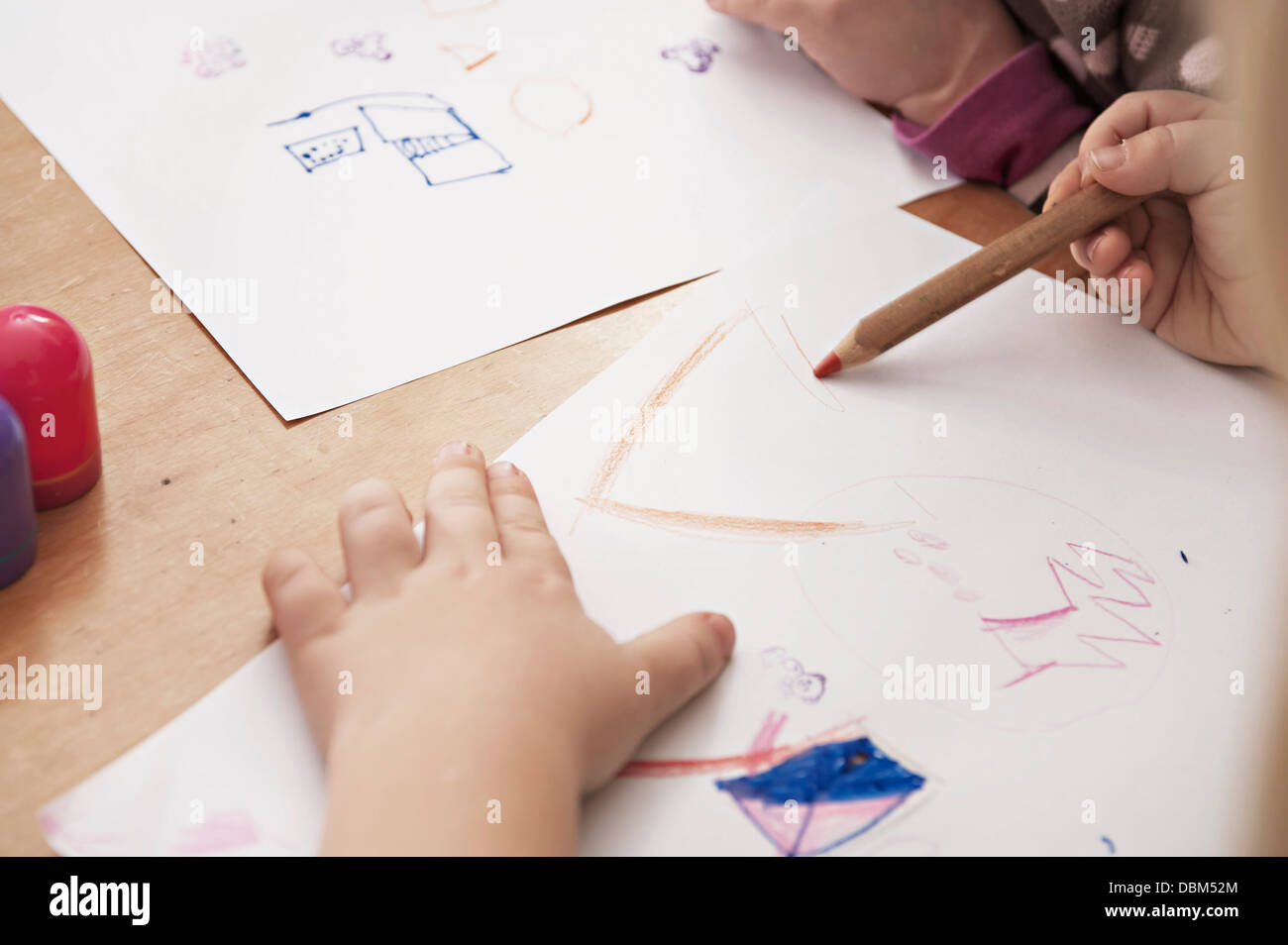 Kinder zeichnen, Kottgeisering, Bayern, Deutschland, Europa Stockfoto
