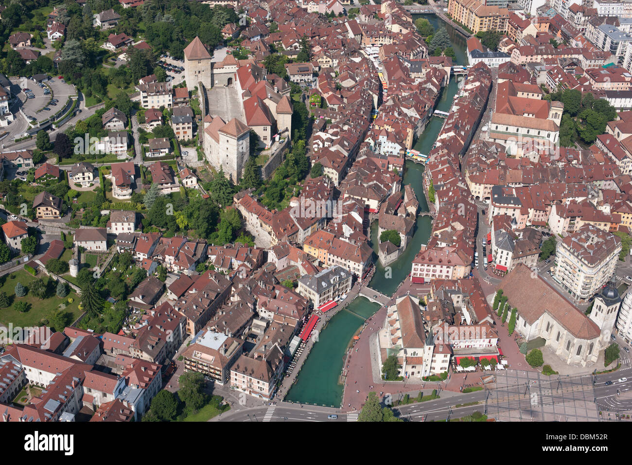 LUFTAUFNAHME. Der Fluss Thiou, das Outlet des Annecy-Sees, fließt durch die mittelalterliche Stadt. Annecy, Haute-Savoie, Auvergne-Rhône-Alpes, Frankreich. Stockfoto