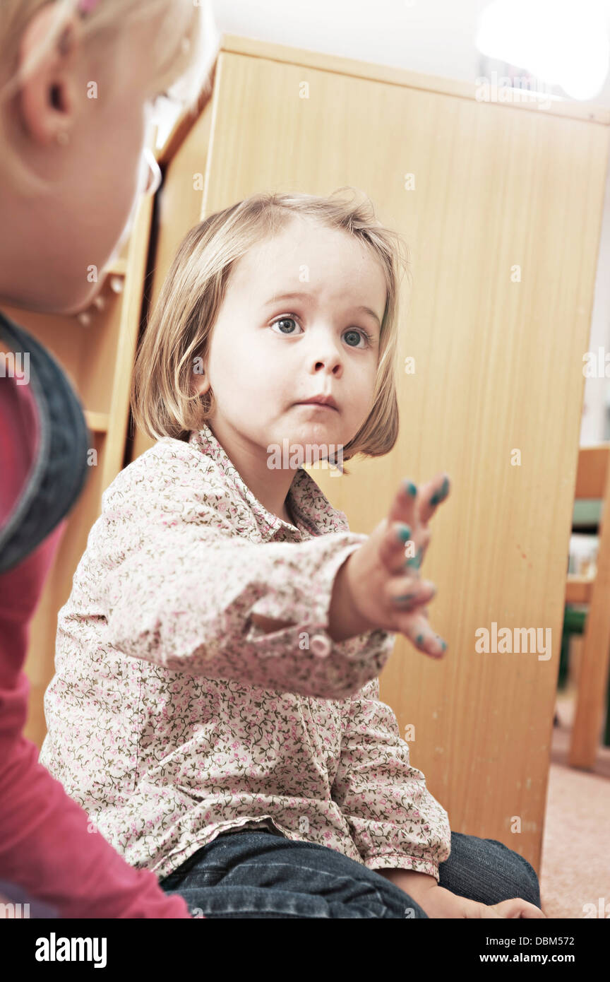 Kleines Mädchen mit Farbe am Finger, Kottgeisering, Bayern, Deutschland, Europa Stockfoto