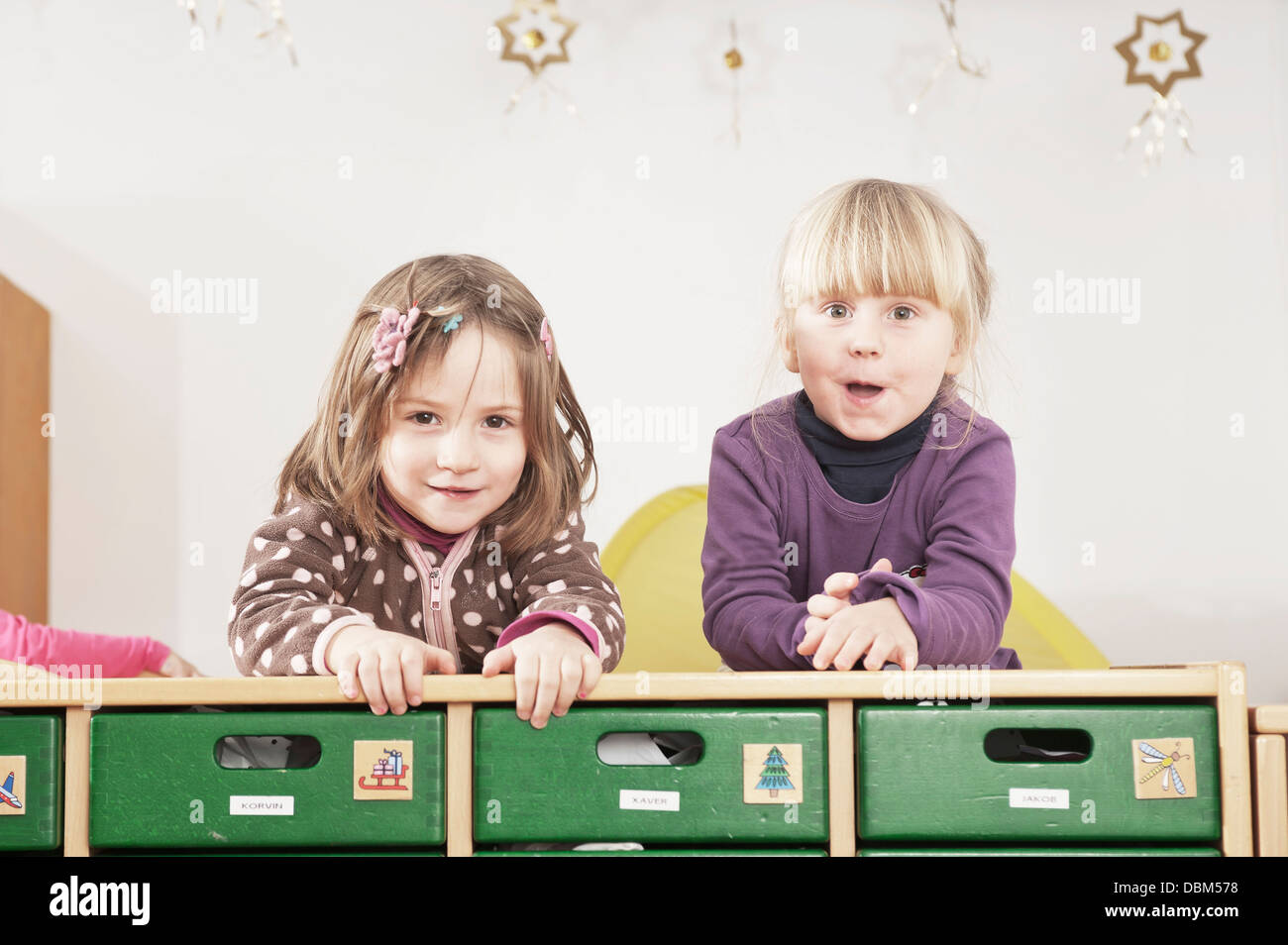 Zwei Kinder im Kindergarten, Kottgeisering, Bayern, Deutschland, Europa Stockfoto