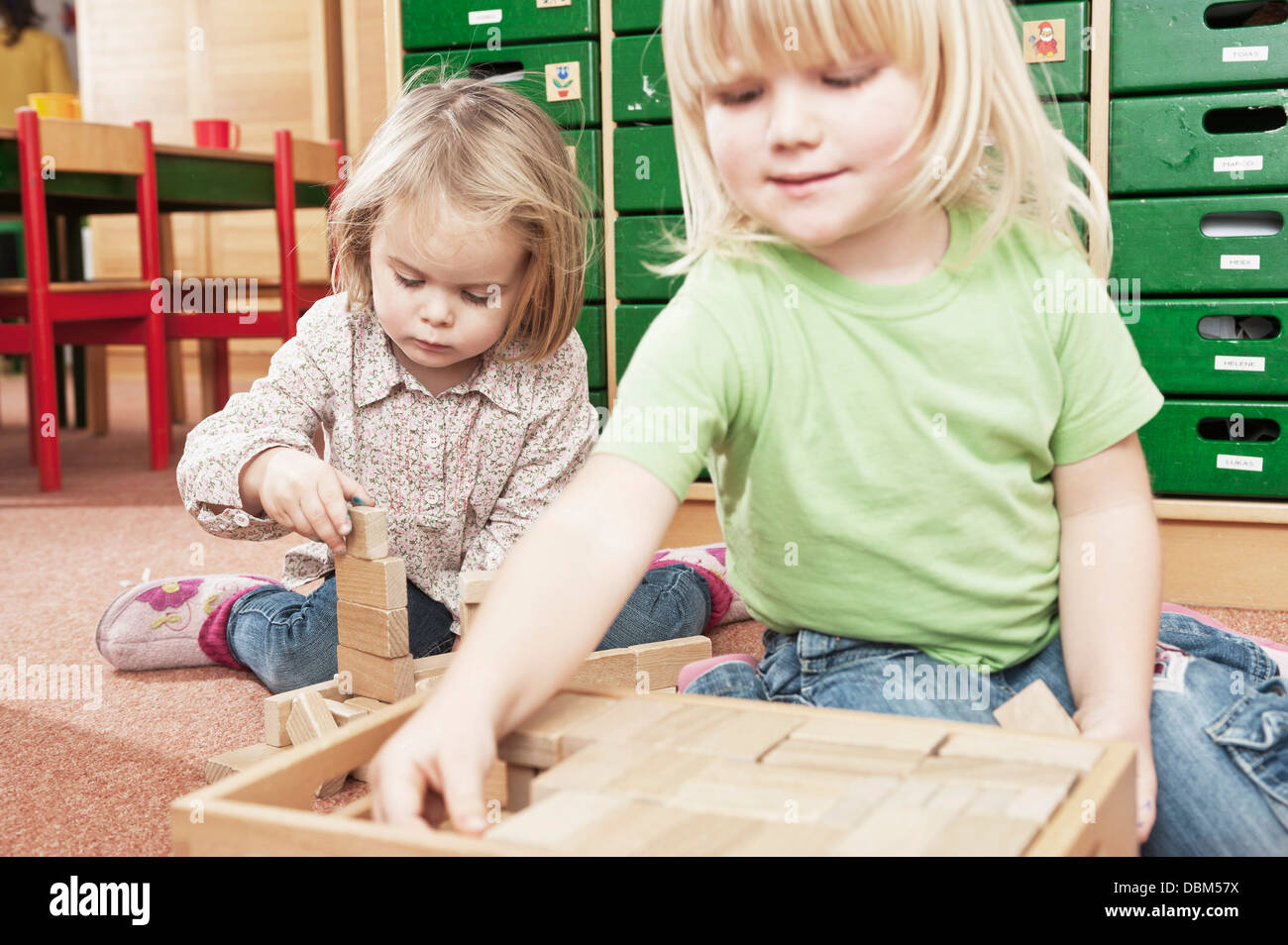 Kinder spielen mit Bausteinen, Kottgeisering, Bayern, Deutschland, Europa Stockfoto