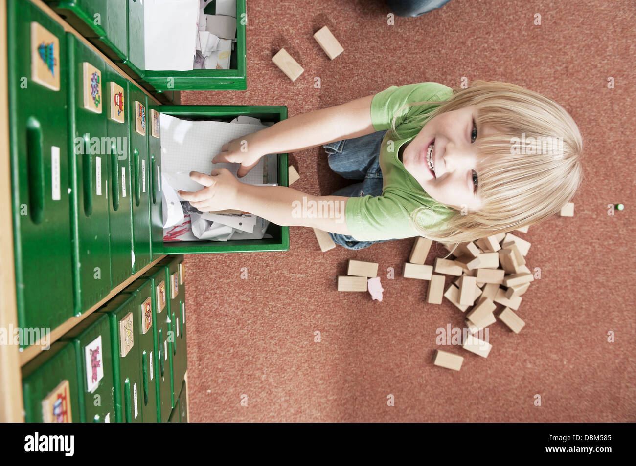 Kleiner Junge stehend auf Schrank im Kindergarten, Kottgeisering, Bayern, Deutschland, Europa Stockfoto