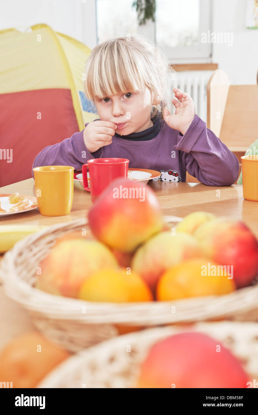 Kleiner Junge am Tisch im Kindergarten, Kottgeisering, Bayern, Deutschland, Europa Stockfoto