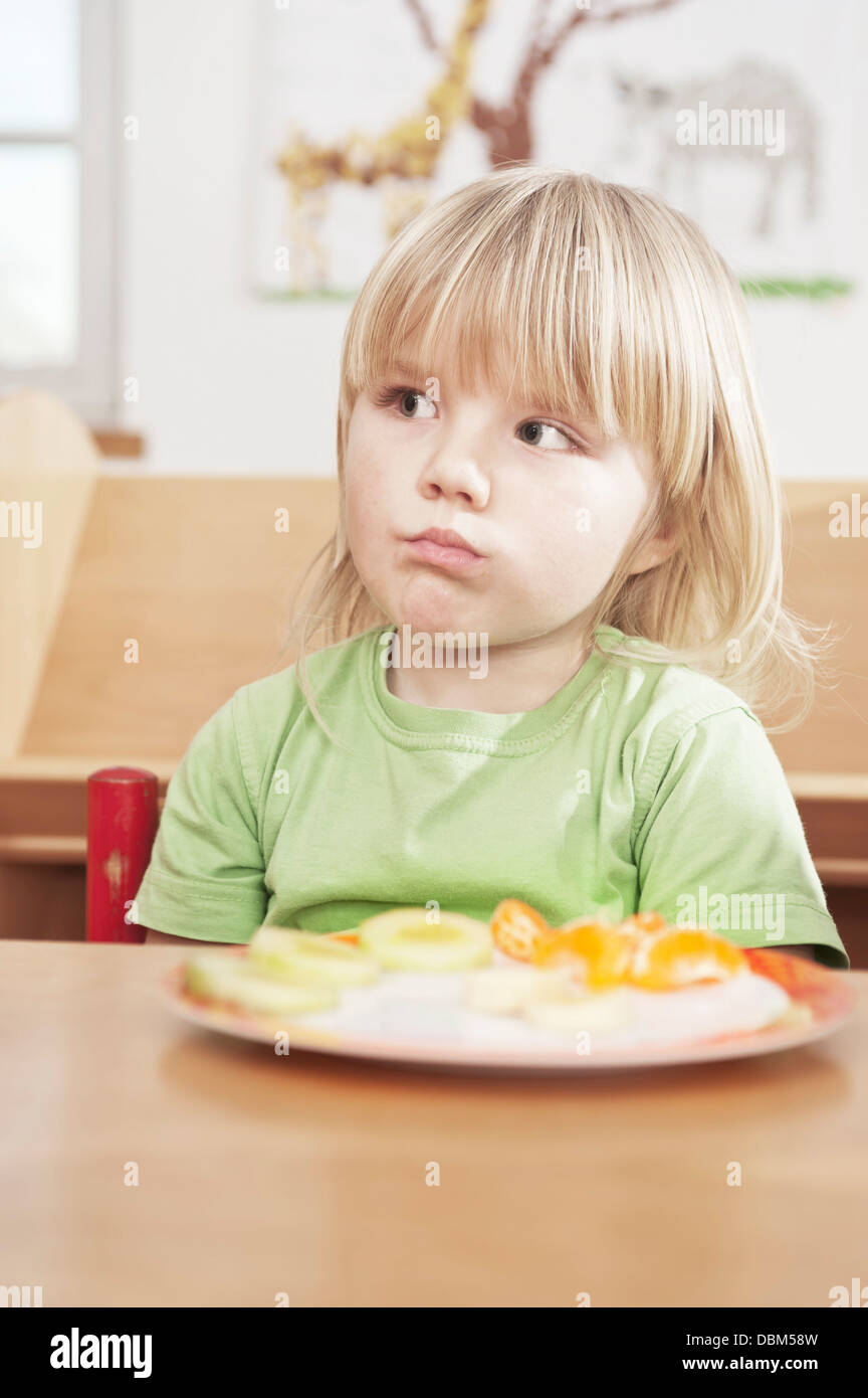 Kleines Mädchen sitzt am Tisch, Kottgeisering, Bayern, Deutschland, Europa Stockfoto
