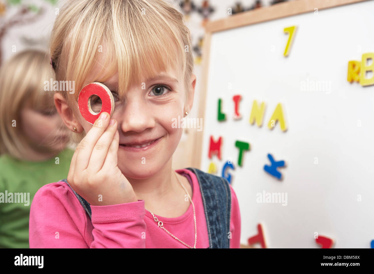 Mädchen, die mit Großbuchstaben beginnen, Portrait, Kottgeisering, Bayern, Deutschland, Europa Stockfoto