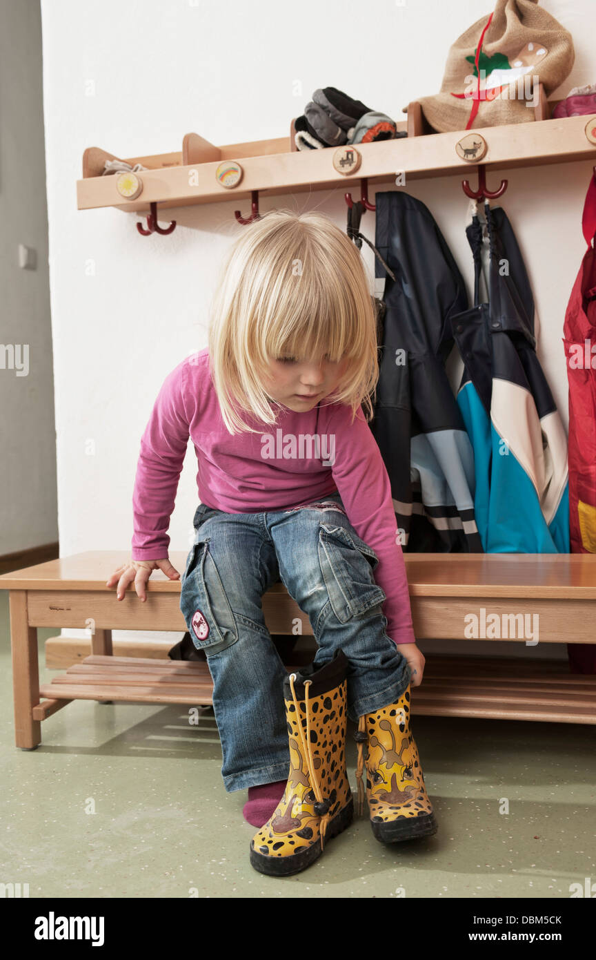 Mädchen ziehen am Stiefel, Kottgeisering, Bayern, Deutschland, Europa Stockfoto