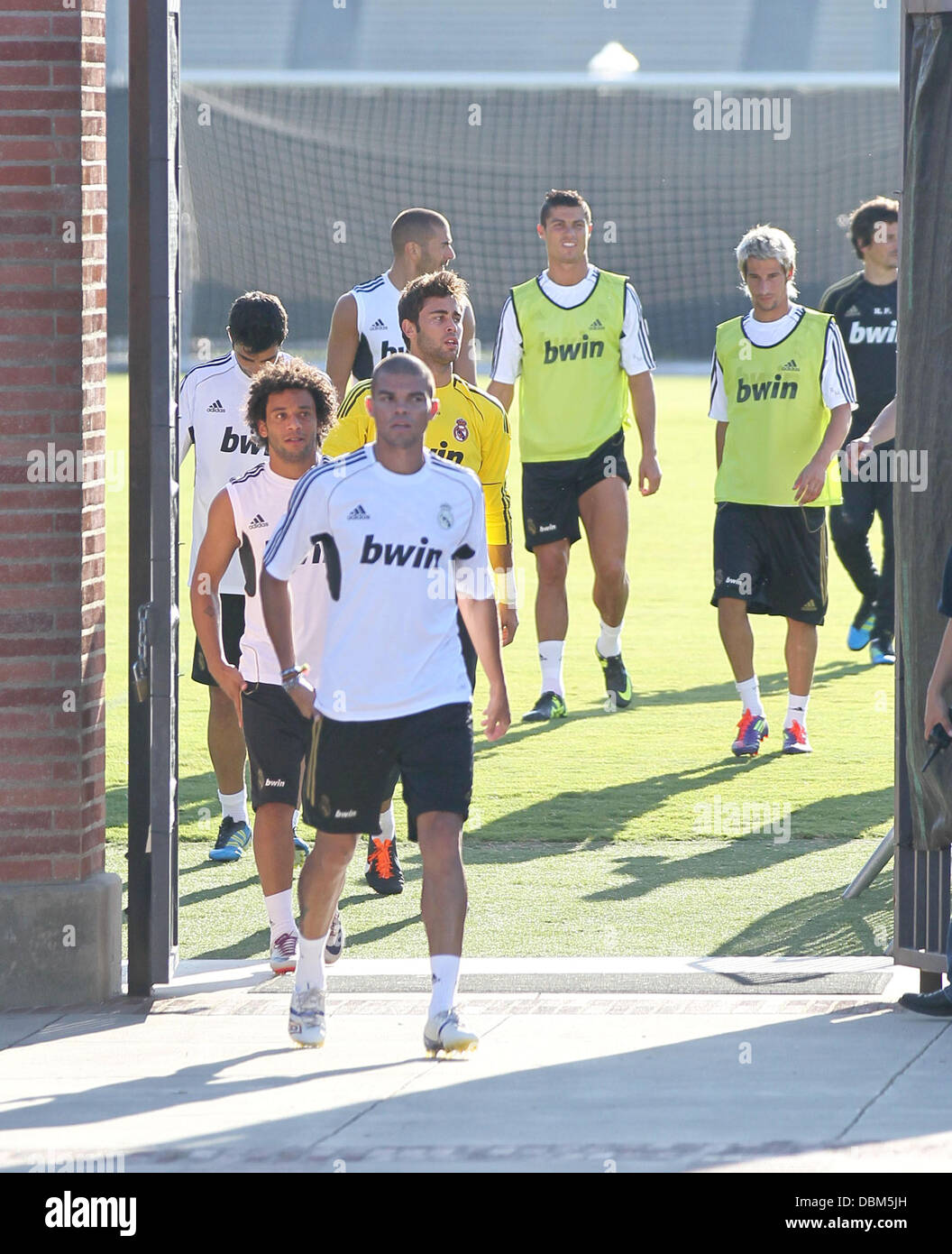 Cristiano Ronaldo und Teamkollegen Real Madrid Spieler und coaching Mitarbeiter verlassen das Trainingsgelände am UCLA Sampus und Zeichen vor ihrer Ausstellung Autogramme-match gegen LA Galaxy Westwood, Kalifornien - 15.07.11 Stockfoto