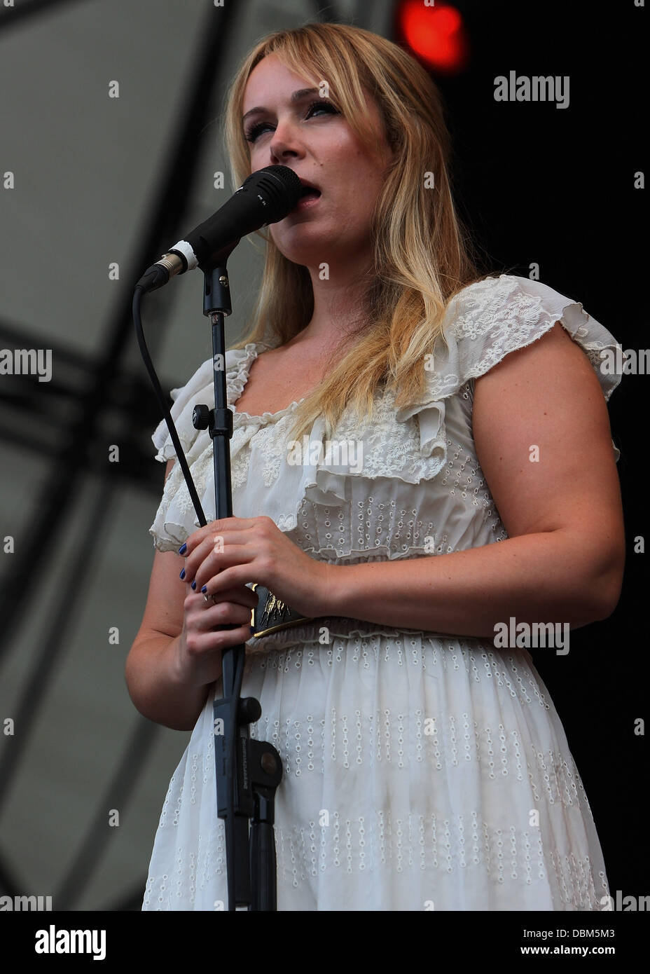 Isobel Campbell und Mark Lanegan Latitude Musik und Kunst Festival statt bei Henham Estate in Suffolk - Tag 1 Suffolk, England - 15.07.11 Stockfoto