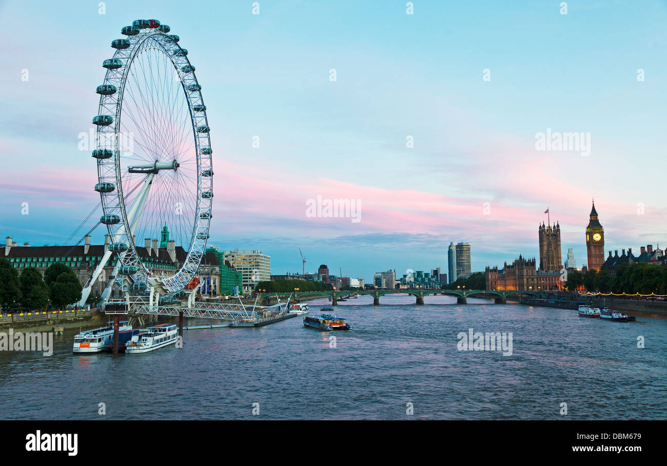 Houses of Parliament und Auge von Hungerford Bridge Nacht London UK Stockfoto