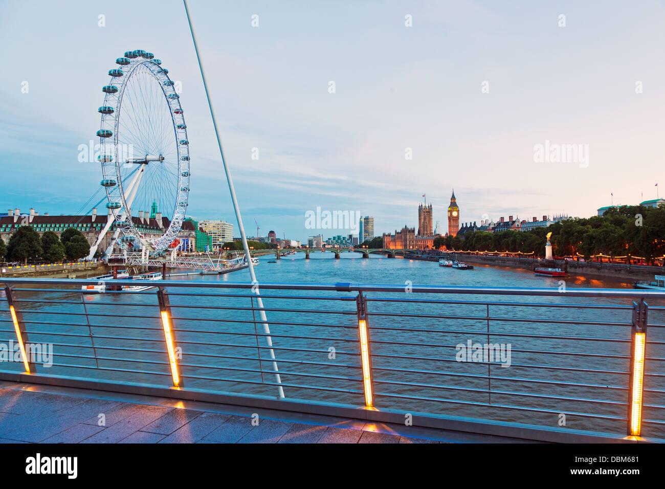 Skyline von London aus Hungerford Bridge Nacht London UK Stockfoto