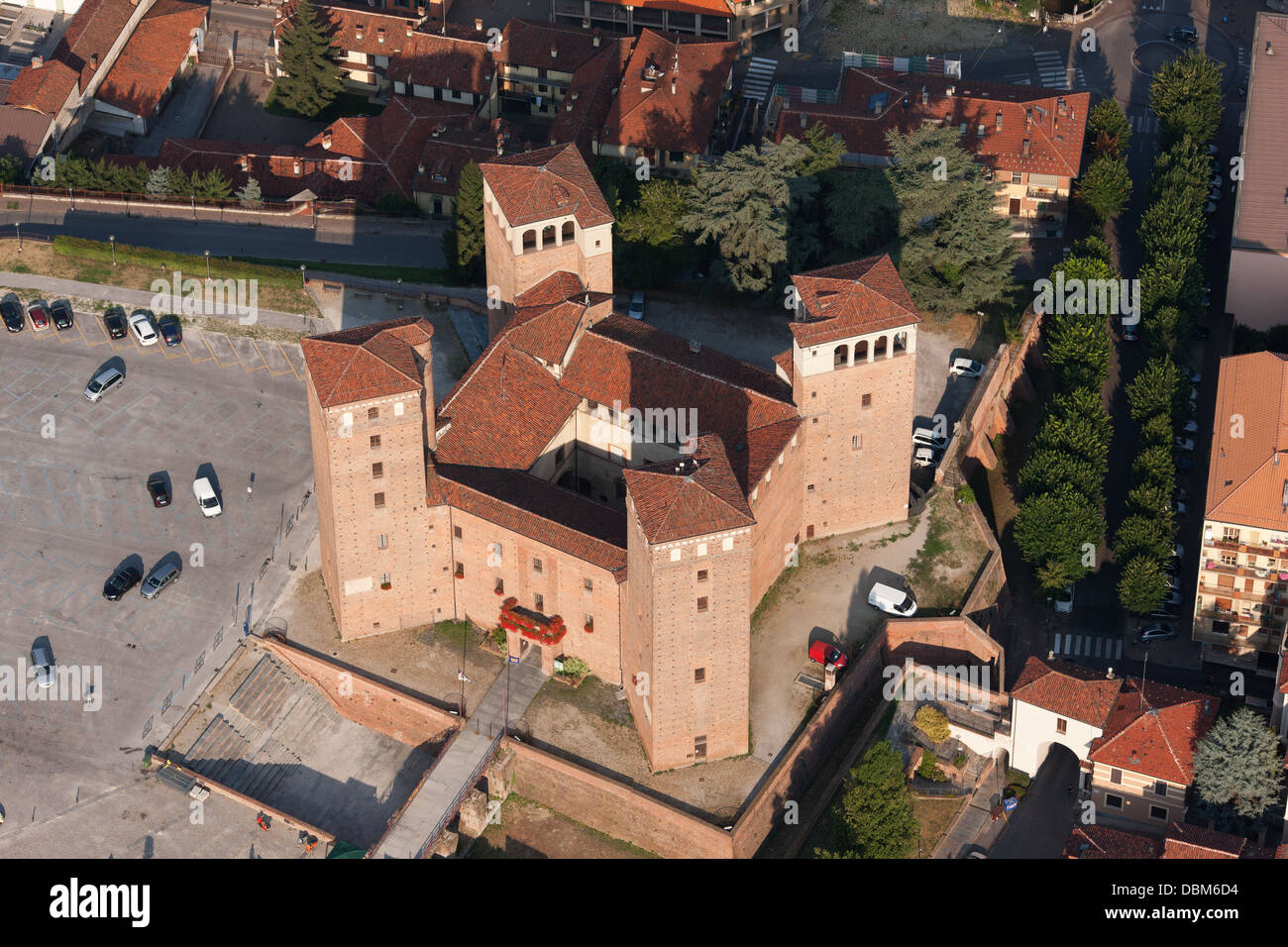 LUFTAUFNAHME. Fossano Castle. Provinz Cuneo, Piemont, Italien. Stockfoto