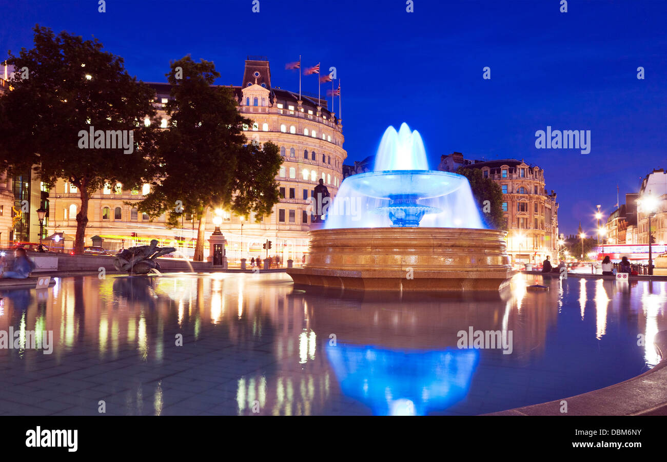 Blue Fountain in Trafalgar SQ für Prince George London UK Stockfoto