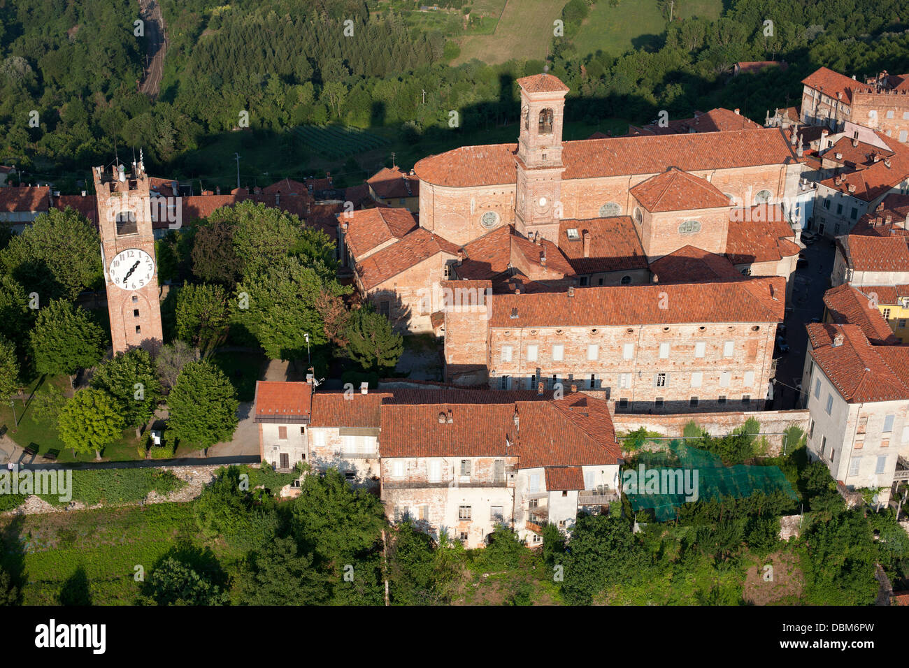 LUFTAUFNAHME. Die Kathedrale von San Donato krönt die mittelalterliche Stadt Mondovi auf einem Hügel. Provinz Cuneo, Piemont, Italien. Stockfoto