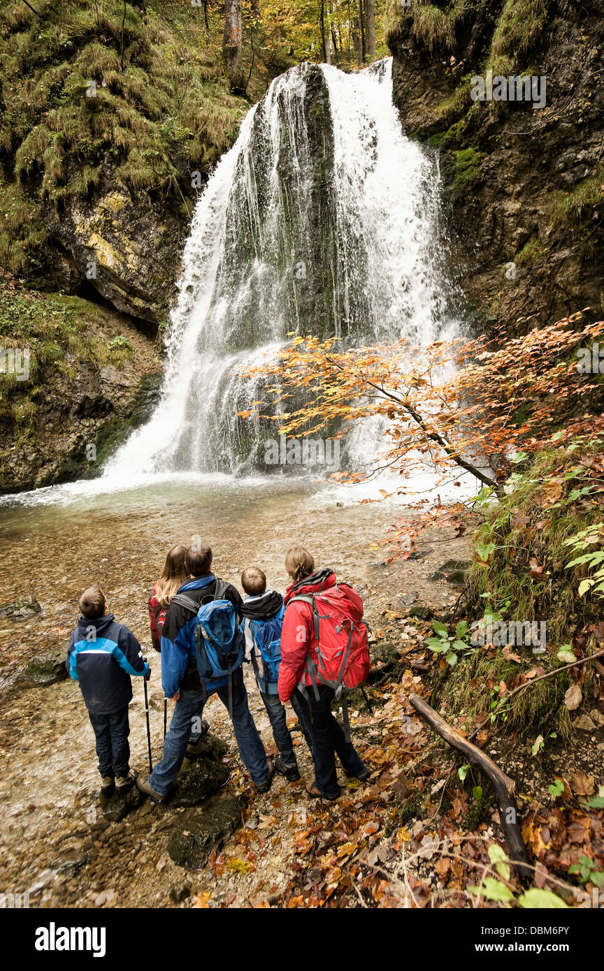 Familie vor einem Wasserfall, Bayern, Deutschland, Europa Stockfoto