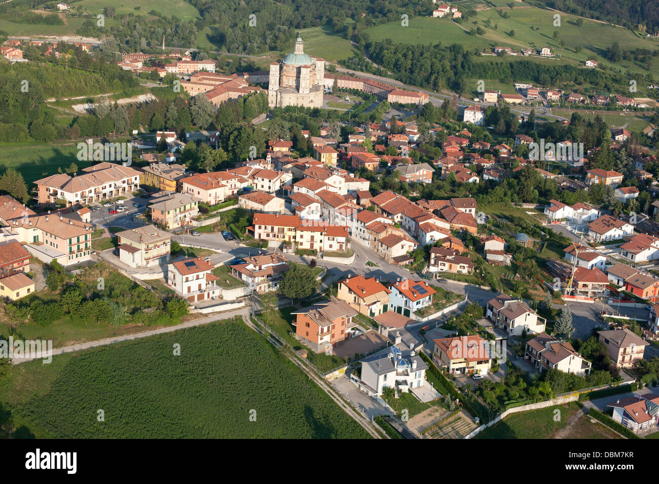 LUFTAUFNAHME. Dorf und Heiligtum von Vicoforte. Provinz Cuneo, Piemont, Italien. Stockfoto