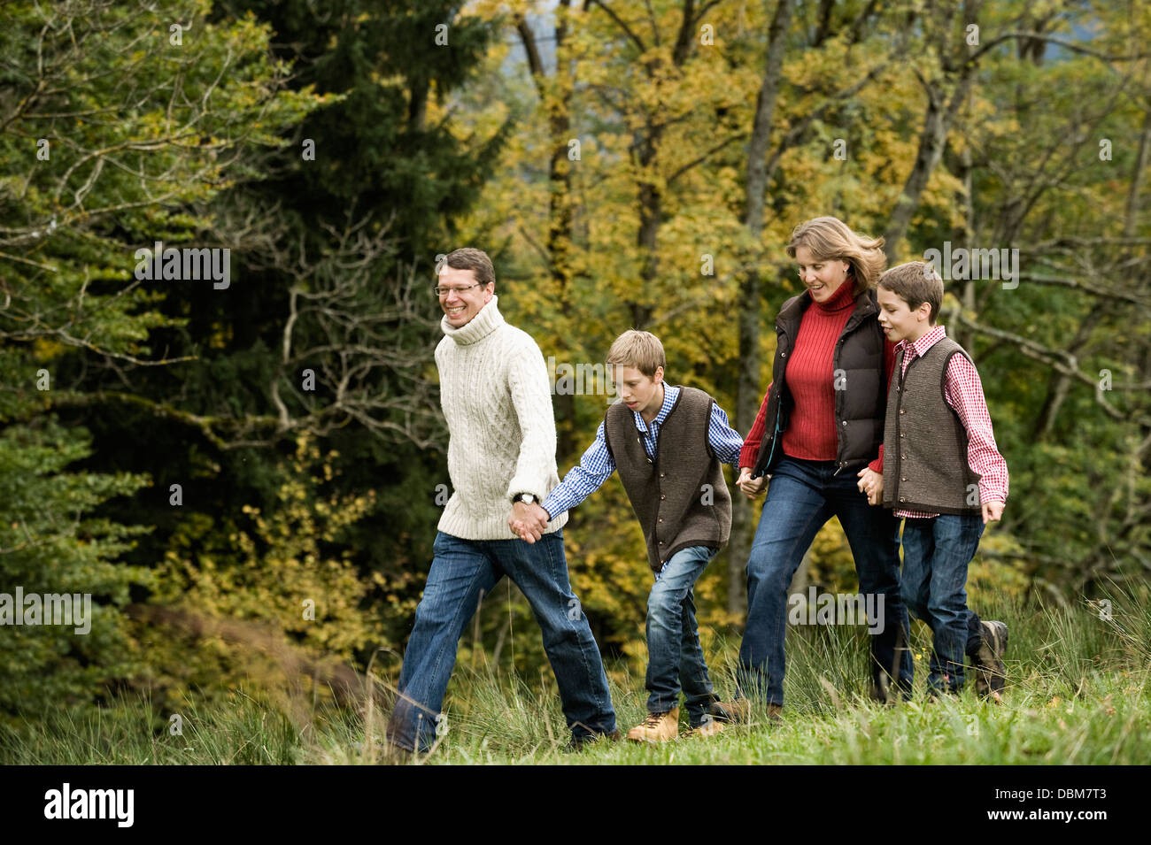 Familie, Wandern im Wald, Bayern, Deutschland, Europa Stockfoto