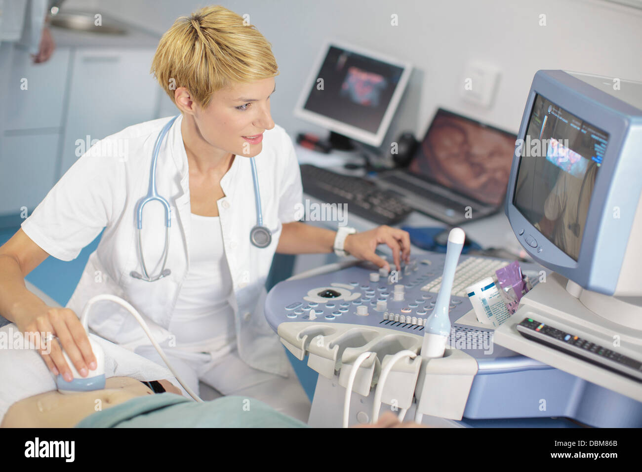 Schwangere Frau, die eine Ultraschalluntersuchung Stockfoto