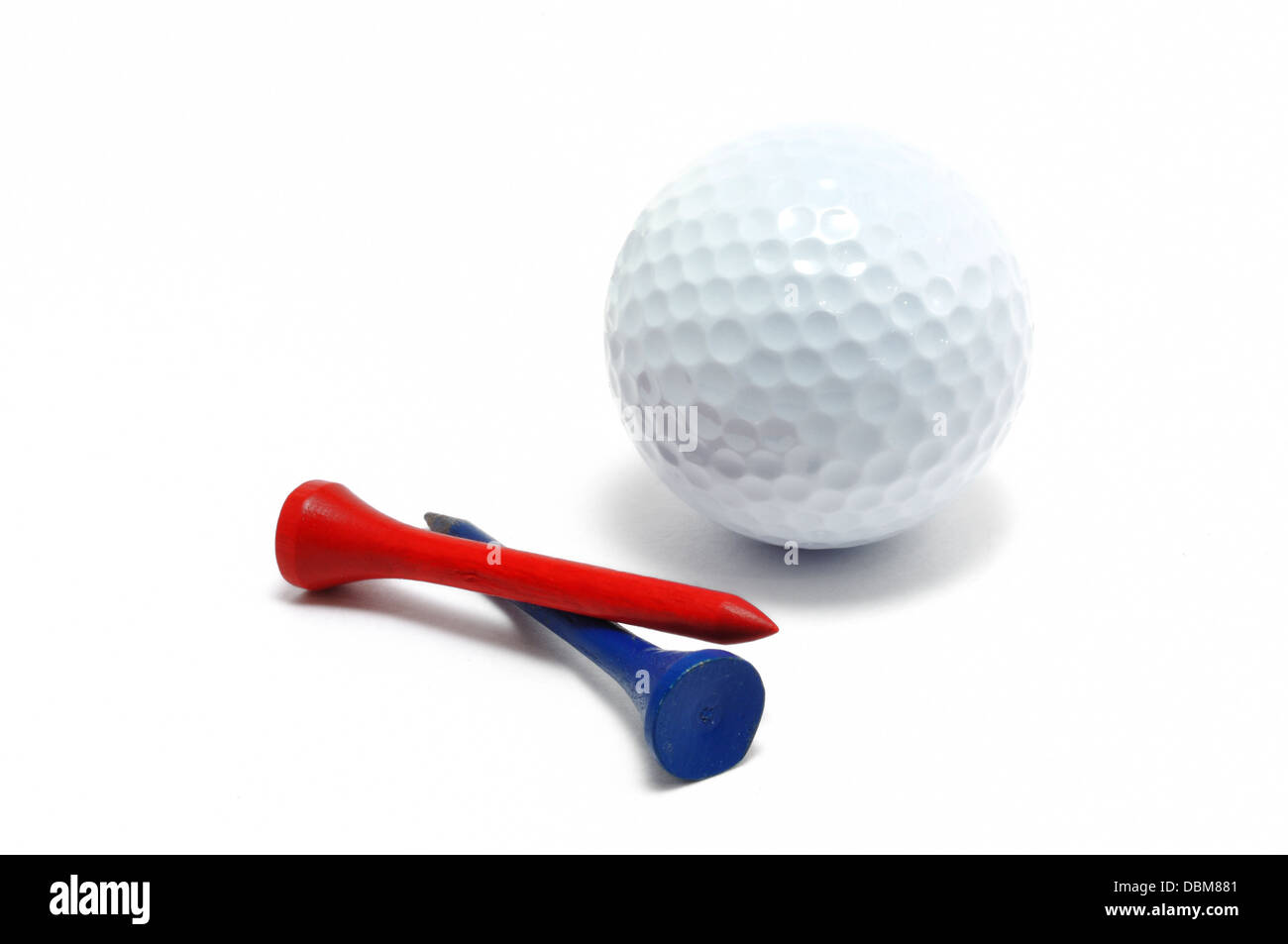 Golfball mit roten und blauen Tees isoliert auf weißem Hintergrund Stockfoto