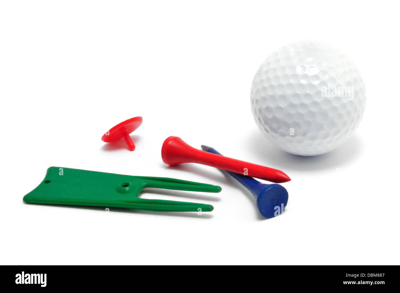 Golfball, Tees und Marker (Ball Mark) Reparatur Pitchgabel isoliert auf weißem Hintergrund Stockfoto