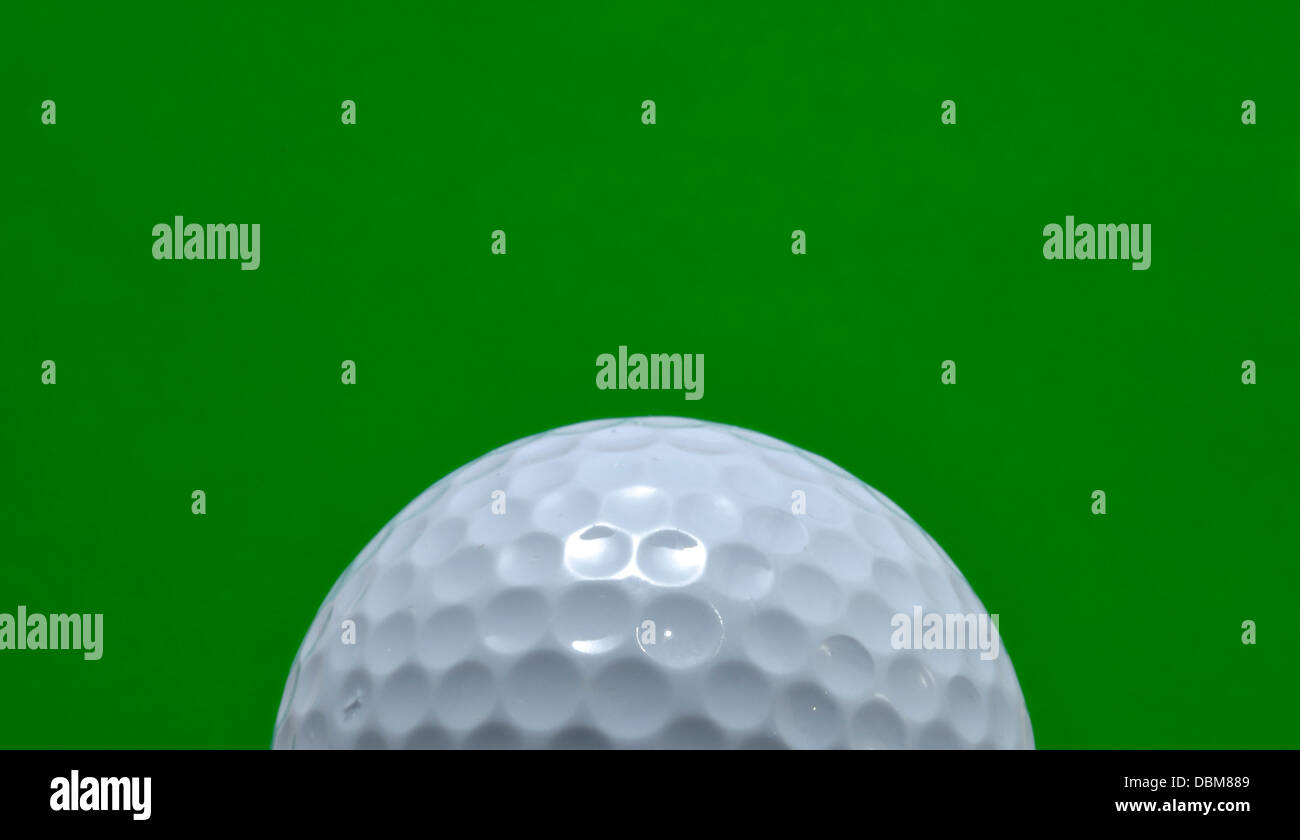 Golfball isoliert auf einem grünen Hintergrund, Textfreiraum Stockfoto