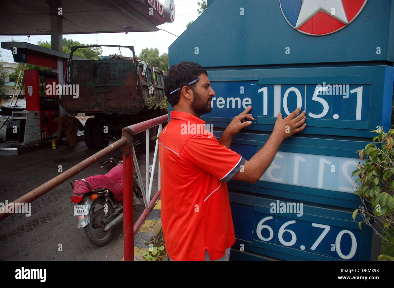 Kraftstoff-Bahnhof-Mitarbeiter zeigt neue Preise für Mineralölerzeugnisse an einer Tankstelle in Karachi auf Donnerstag, 1. August 2013. Die Regierung erhöht am Mittwoch die Preise für Benzin und Diesel von Rs2.73 und Rs3 pro Liter mit sofortiger Wirkung. Stockfoto