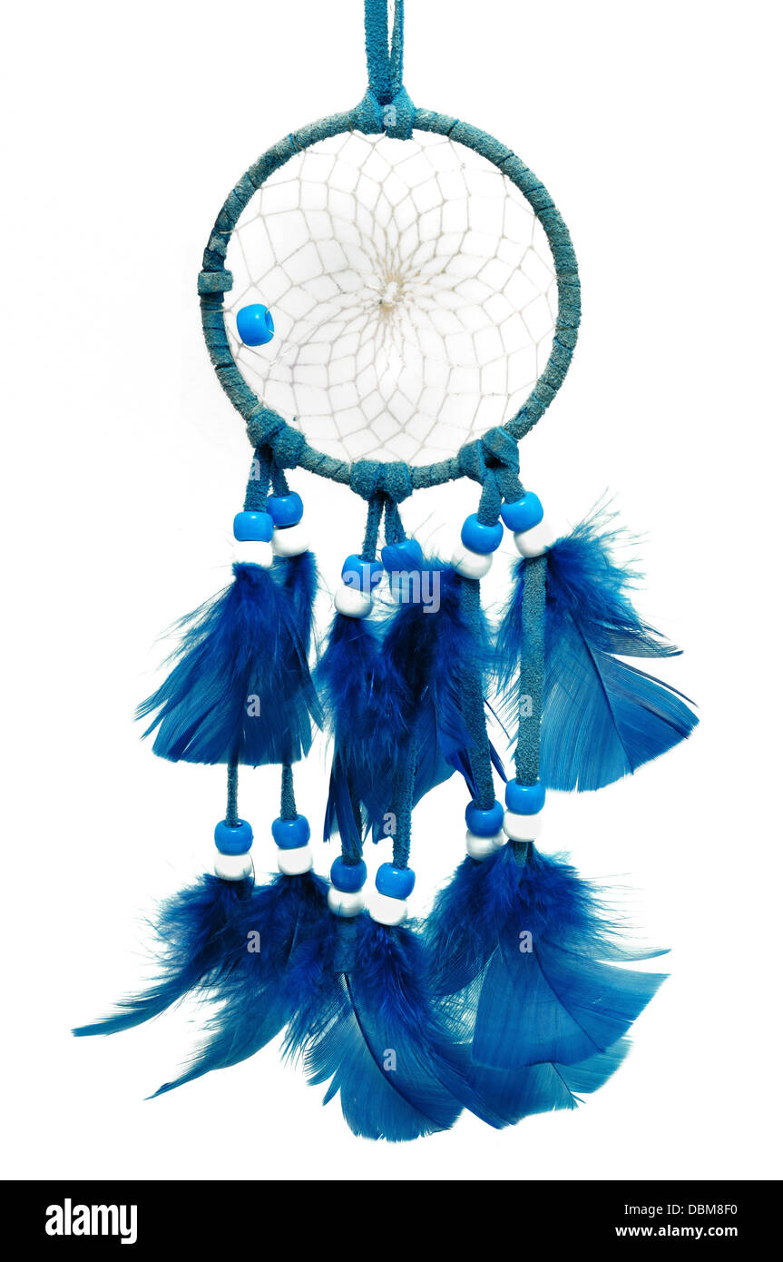 Blaue Dreamcatcher mit Federn und Perlen isoliert auf weißem Hintergrund Stockfoto