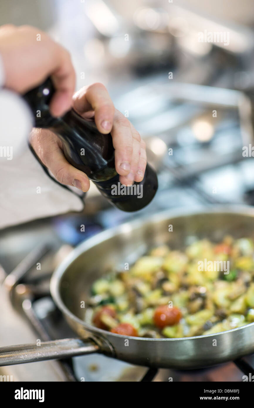 Koch würzen frische Lebensmittel In Pfanne Stockfoto